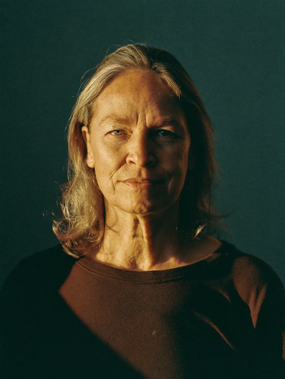 Mulher branca de 47 anos com expressão serena