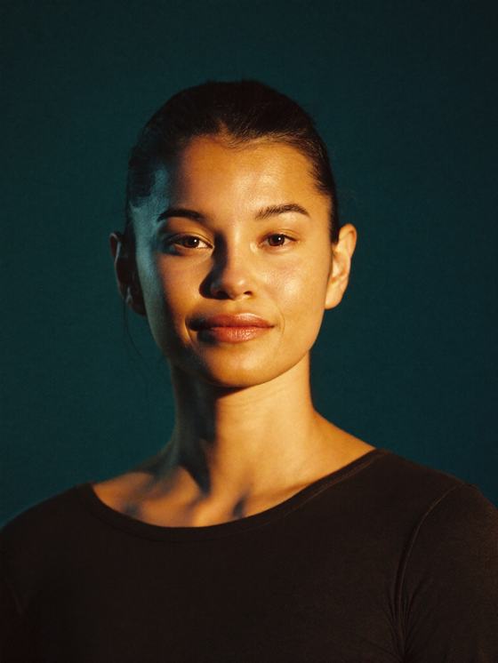 Mulher asiática de 29 anos com expressão serena